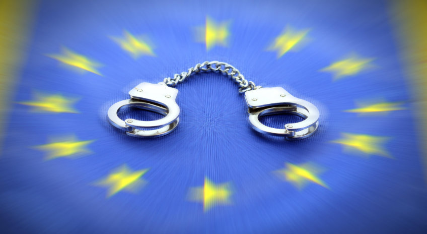 Interessensverschiebungen im europäischen Auslieferungsrecht EU-Flagge, Handschellen