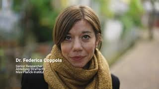 Teil 7: Federica Coppola, Senior Researcher in der Abteilung Strafrecht:<br />„Eines der drängendsten und meist­dis­ku­tier­ten Probleme der Strafjustiz sind die negativen Fol­gen des Strafvollzugs. Gefängnis­aufent­hal­te können inhaftierte Personen ein Leben lang traumatisieren. Zudem haben lange Haft­stra­fen keine positiven Auswirkungen auf die Rück­fall­quote. Diese Negativeffekte spiegeln das in­stitutionelle und gesellschaftliche Ver­sa­gen der Rechtsprechung; es gelingt ihr nicht, zu­gleich der öffentlichen Sicherheit als auch dem fairen Verhalten gegenüber dem Individuum gerecht zu werden.“
