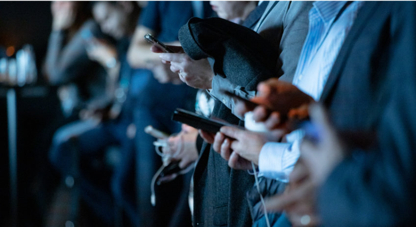 Die digitale Aufmerksamkeitsökonomie unter dem Grundgesetz und dem internationalen öffentlichen Recht Menschen mit ihren Smartphones
