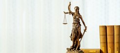 Justitia mit Waage und Schwert