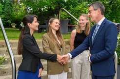 Sophie-Marie Humbert (2nd from left) is delighted to receive the Otto Hahn Medal, which was awarded by MPG President Patrick Cramer.