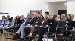 1. Reihe v.r.n.l.: BGH-Präsidentin Bettina Limperg, Justizministerin Marion Gentges, Seehaus-Gründer Tobias Merckle, Max-Planck-Wissenschaftler Michael Kilchling, Tillmann Bartsch von der Ruprecht-Karls-Universität Heidelberg