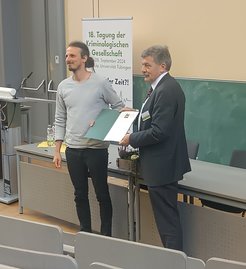 Florian Kaiser (left) received the award from the president of the German Society of Criminology, Jörg Kinzig.