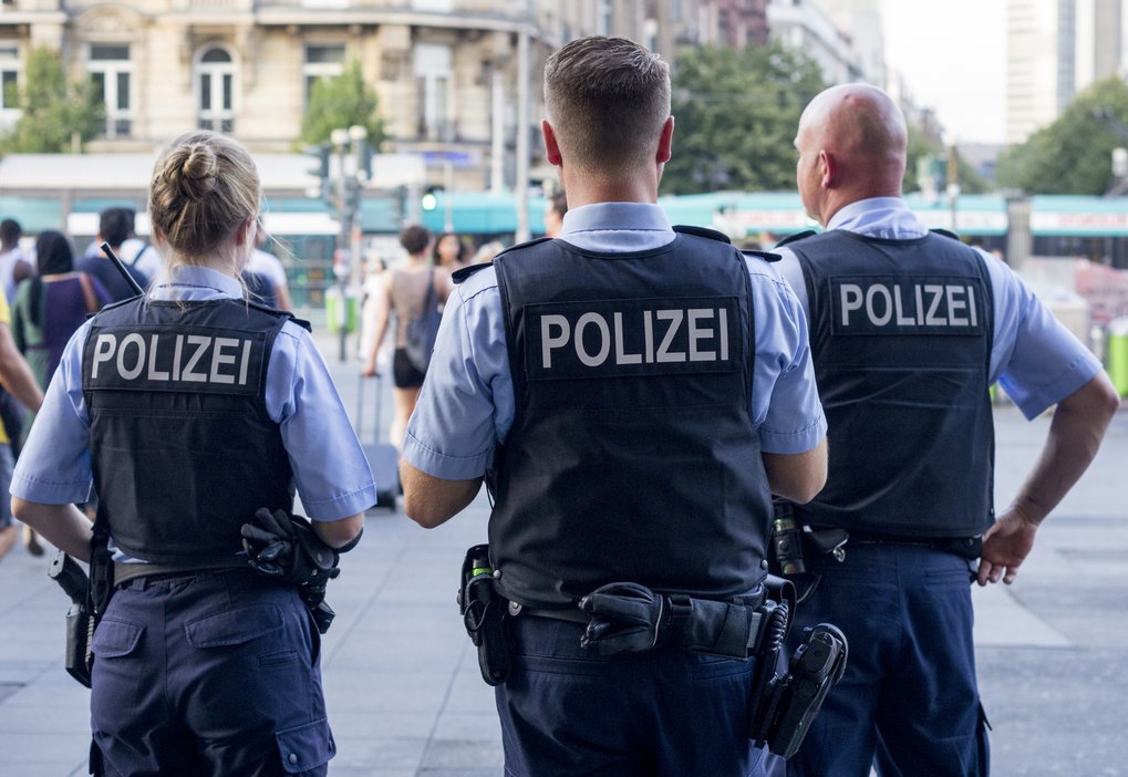 Frankfurt am Main, Deutschland - 25. Juli 2019: Deutsche Polizisten in der Nähe des Hauptbahnhofs in Frankfurt, Deutschland.