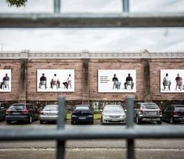 Fotoausstellung ent­lang der JVA-Mau­ern im Rahmen des Projekts „Strafraum“ 